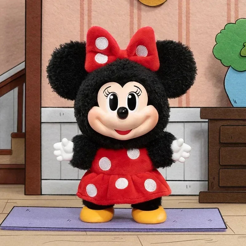 Mickey Family Cute Together keychain figure detail